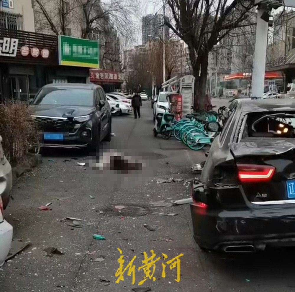 网传沈阳铁西发生车祸多人倒地不起，警方：有人员伤亡，正在开展工作
