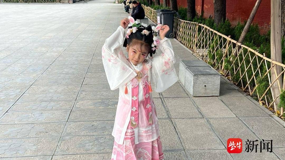 大学生创业攒钱带妹妹走遍11省20个城市，他说：“《世界》这本书，哥哥带你翻！”