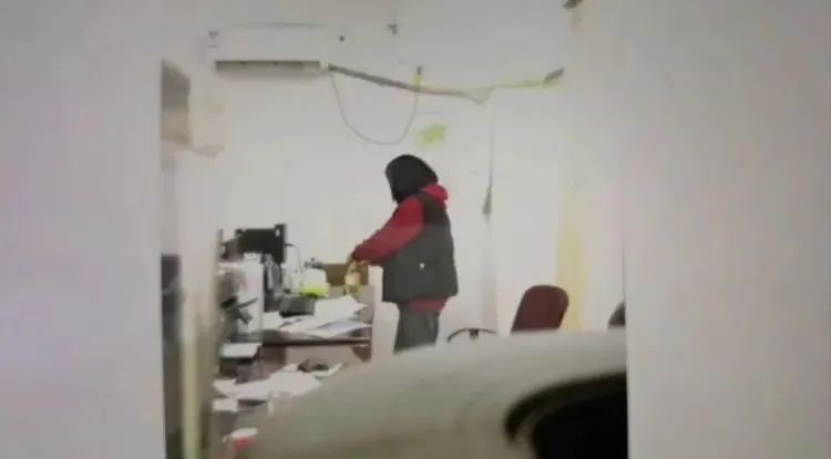 因“不想她请产假事情搞不完”,事业单位女子向同事水杯投不明物质?警方介入!