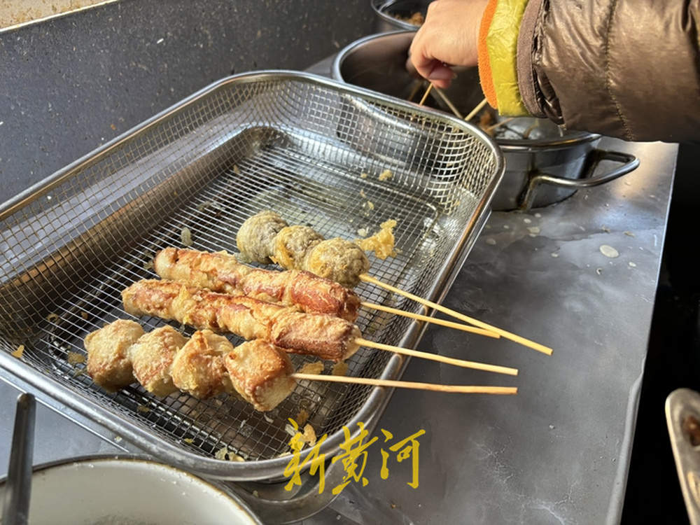 无声的爱！济南80后聋哑夫妻每天卖上百串炸串供孩子上大学