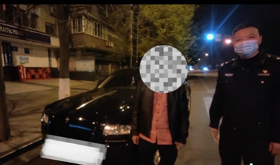 劳斯莱斯跨车道转弯逼停直行车，司机叫嚣“撞到我你要哭”！交警处罚来了……