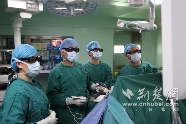 女子上腹胀痛查出胃癌 医生3D手术“零出血”摘除胃部肿瘤