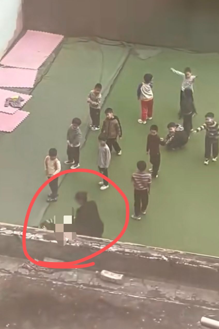 江西一幼儿园老师用脚踢多名小孩，并脱小孩裤子打屁股！教体局：涉事老师无教师资格证