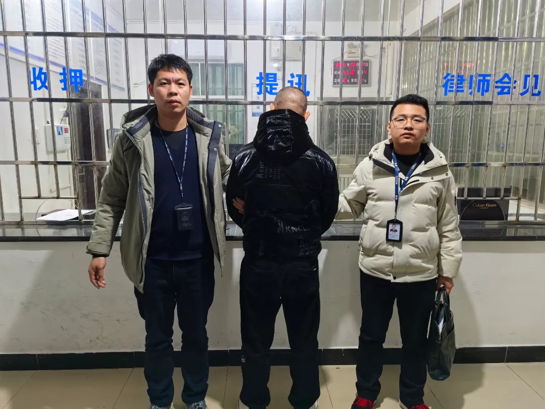便利店老板被熟客骗走3.9万香烟，报警后找回连致谢：因为此事一年瘦了40斤