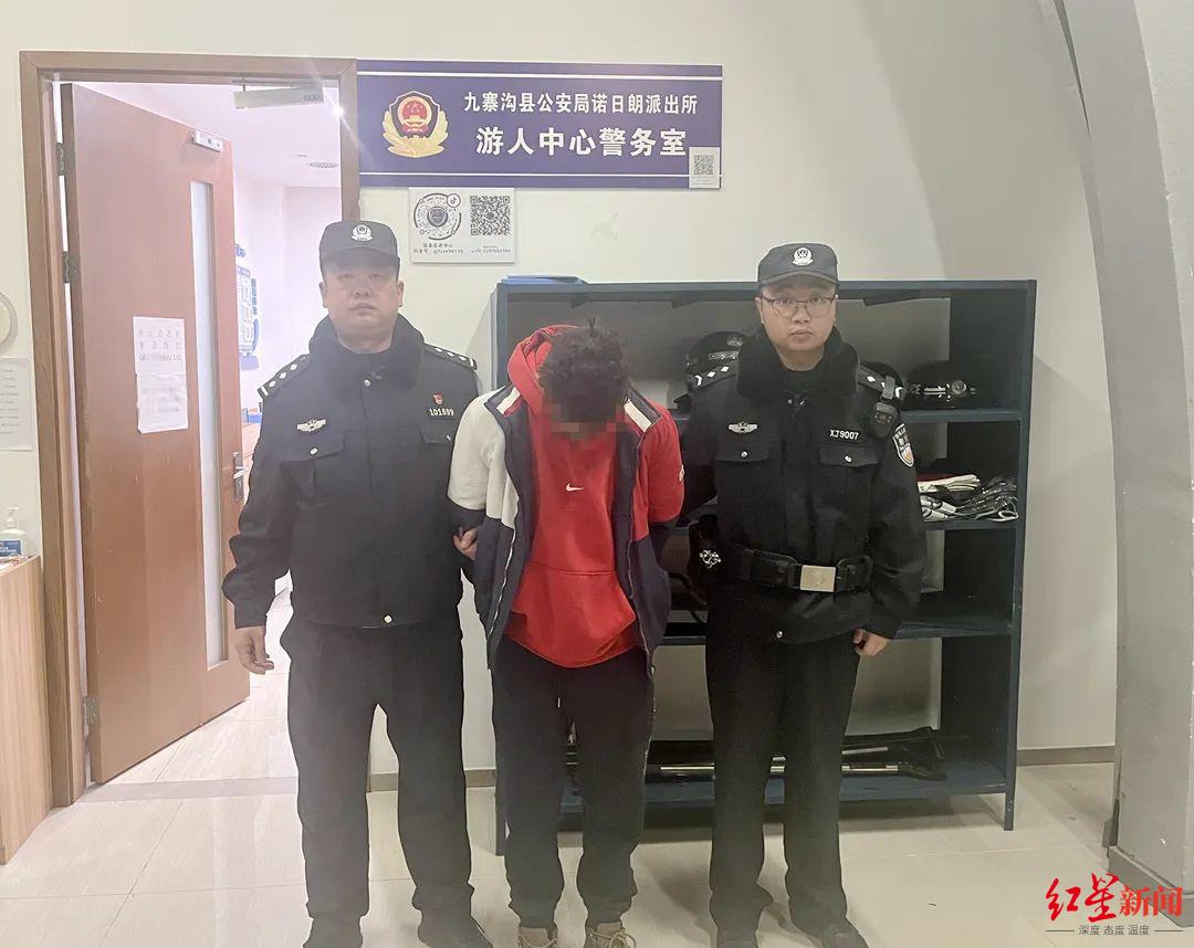 男子在九寨沟争抢拍照位辱骂威胁游客 警方：系景区内居民以拍照租衣为业，行拘！