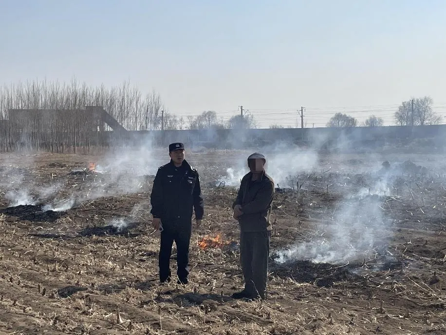 一农户在自家农田中烧荒逼停列车，被行政拘留