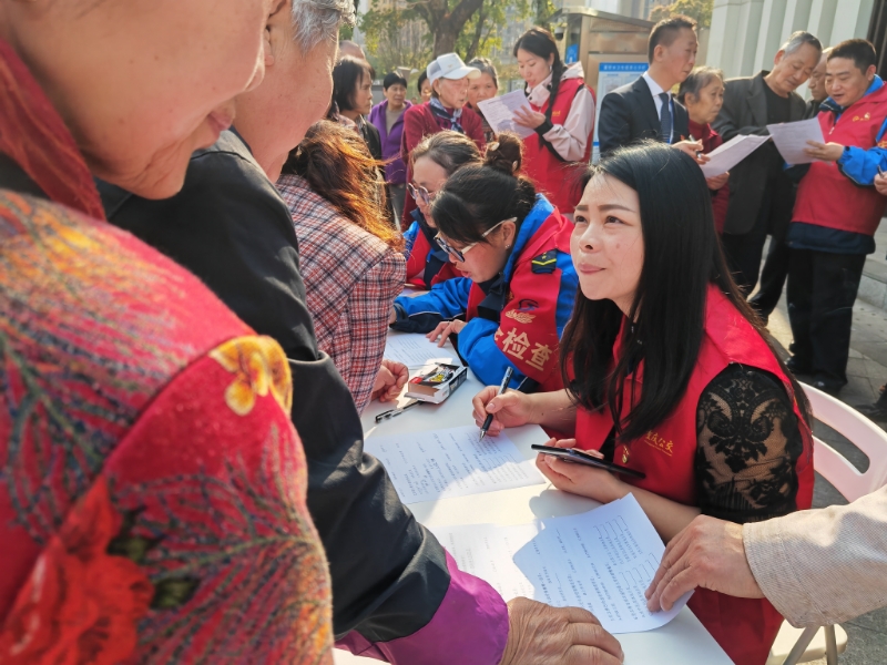 公交志愿者向居民收集出行建议。重庆西部公交供图