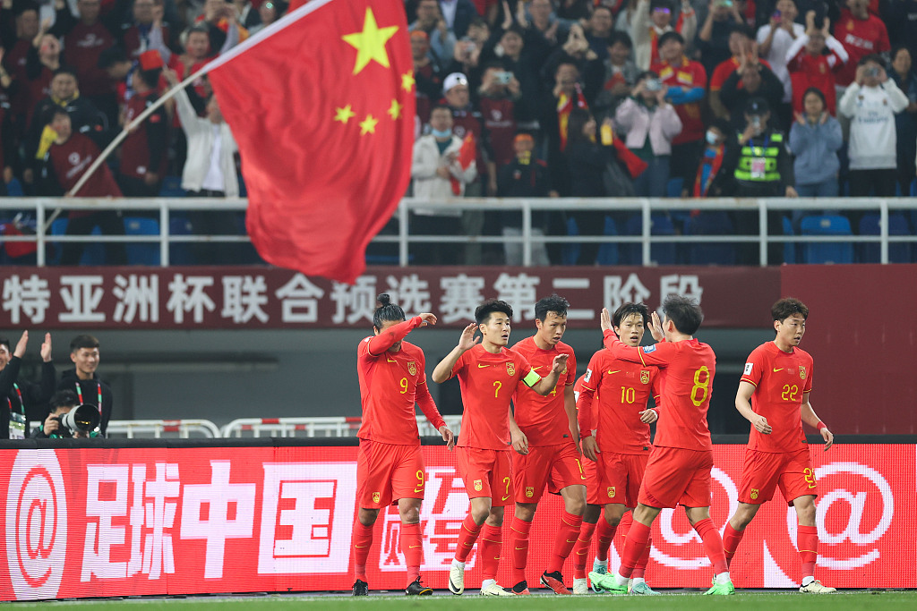 终于赢了！武磊梅开二度！国足4-1新加坡，下一场决战泰国