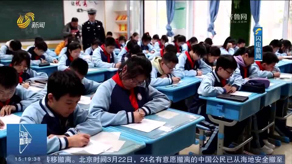 淄博一中学推出“自行车驾驶证” 学生们喜提第一张“驾照”