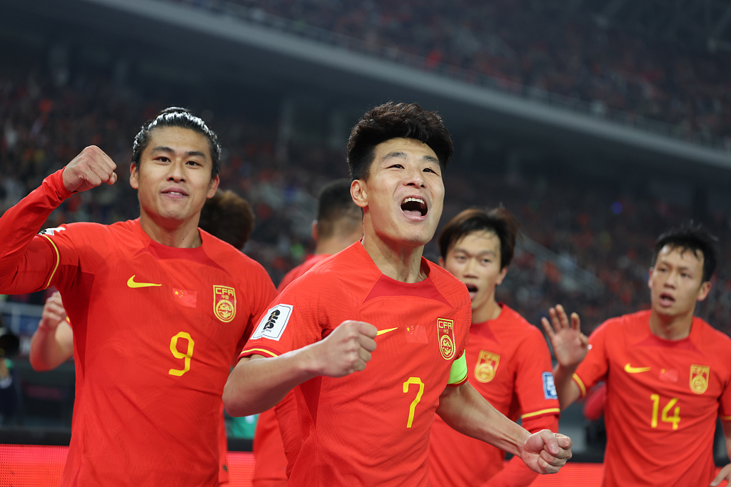 终于赢了！武磊梅开二度！国足4-1新加坡，下一场决战泰国