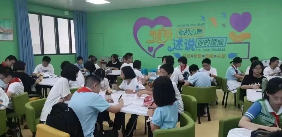 福州一学校在厕所装报警器：喊“打人了、救命”可触发报警