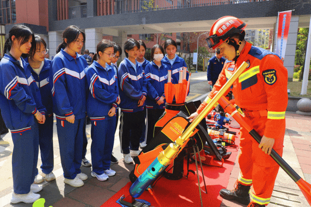 福州一学校在厕所装报警器：喊“打人了、救命”可触发报警