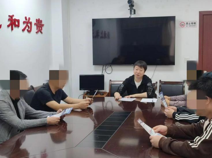 3月26日，天生司法所组织社区矫正对象集中学习，宣讲如何防范电信诈骗。