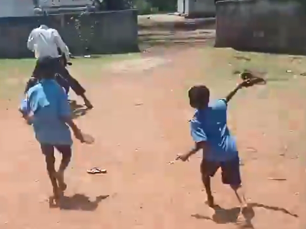 印度一老师喝醉后进入校园 被学生们一起扔鞋 赶紧骑车逃跑
