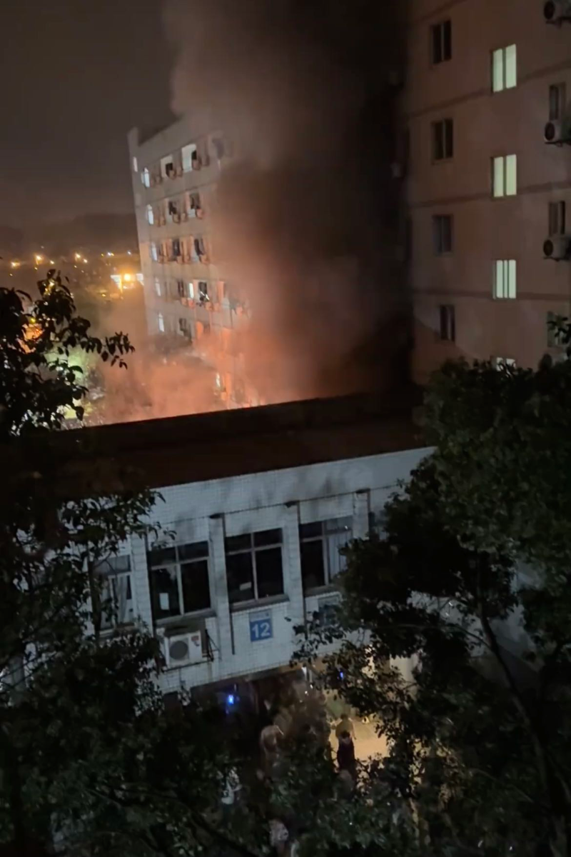 中南大学辟谣宿舍楼起火：系宿舍楼外堆放杂物的地方着火
