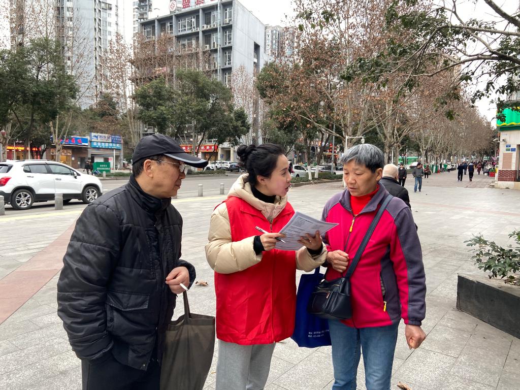 公交志愿者收集居民出行建议。重庆南部公交供图
