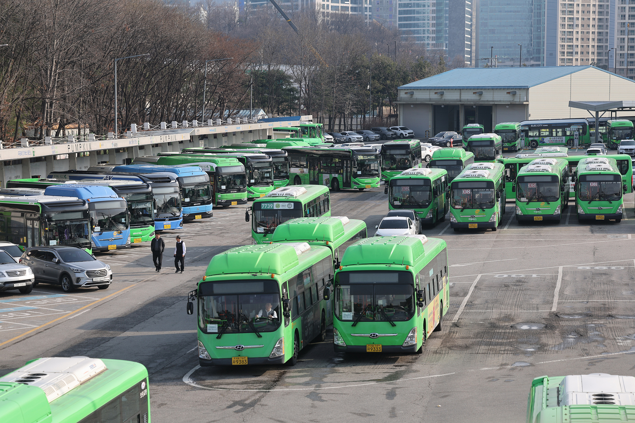韩国首尔市公交车工会今日举行罢工 市区97.6%公交车将停运