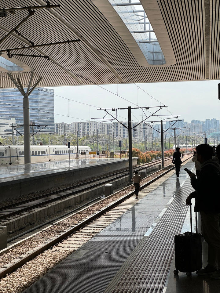 杭州东站一男子闯入动车轨道奔跑？铁路部门回应
