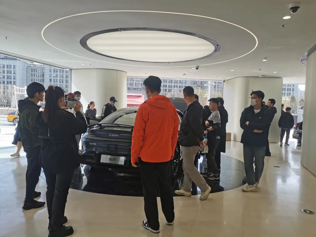 雷军深夜发战报：24小时大定88898辆！实探门店：年轻人很多，销售称“凌晨2点下班7点又上班”