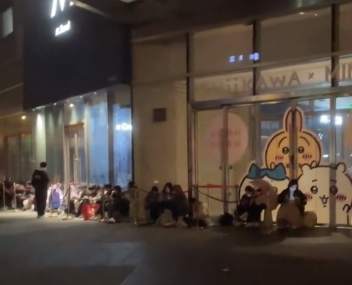 凌晨2点带着被褥来排队，上海年轻人排队5小时抢娃娃