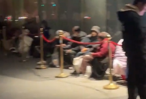 凌晨2点带着被褥来排队，上海年轻人排队5小时抢娃娃
