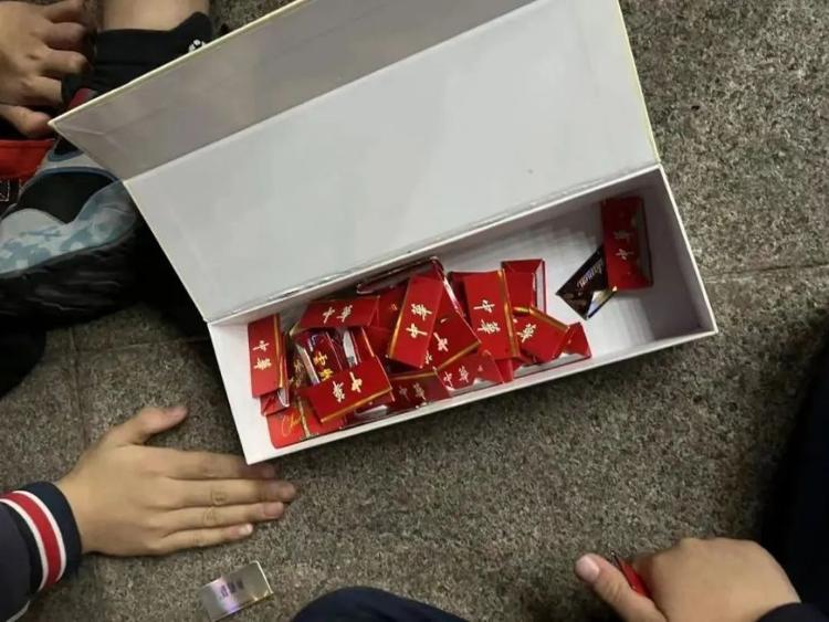 部分小学生沉迷“烟卡”：按香烟价格给卡分级，会从垃圾桶中翻找烟盒