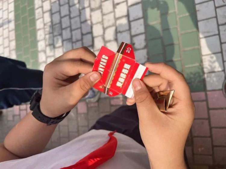 部分小学生沉迷“烟卡”：按香烟价格给卡分级，会从垃圾桶中翻找烟盒
