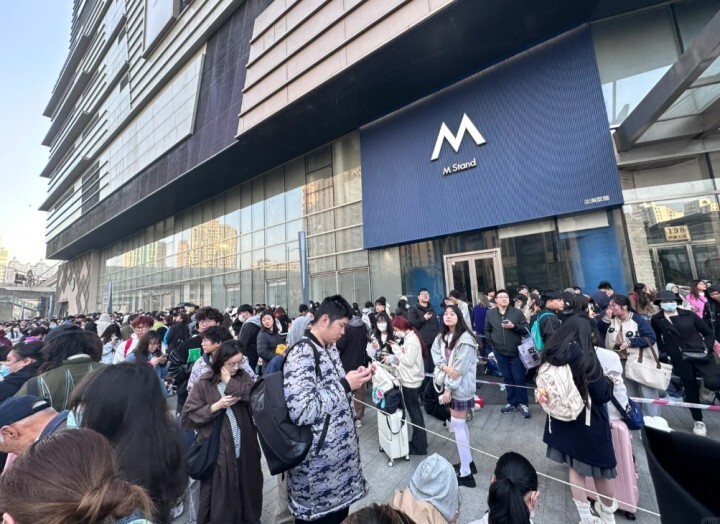 凌晨2点带着被褥来排队，上海年轻人排队5小时抢娃娃