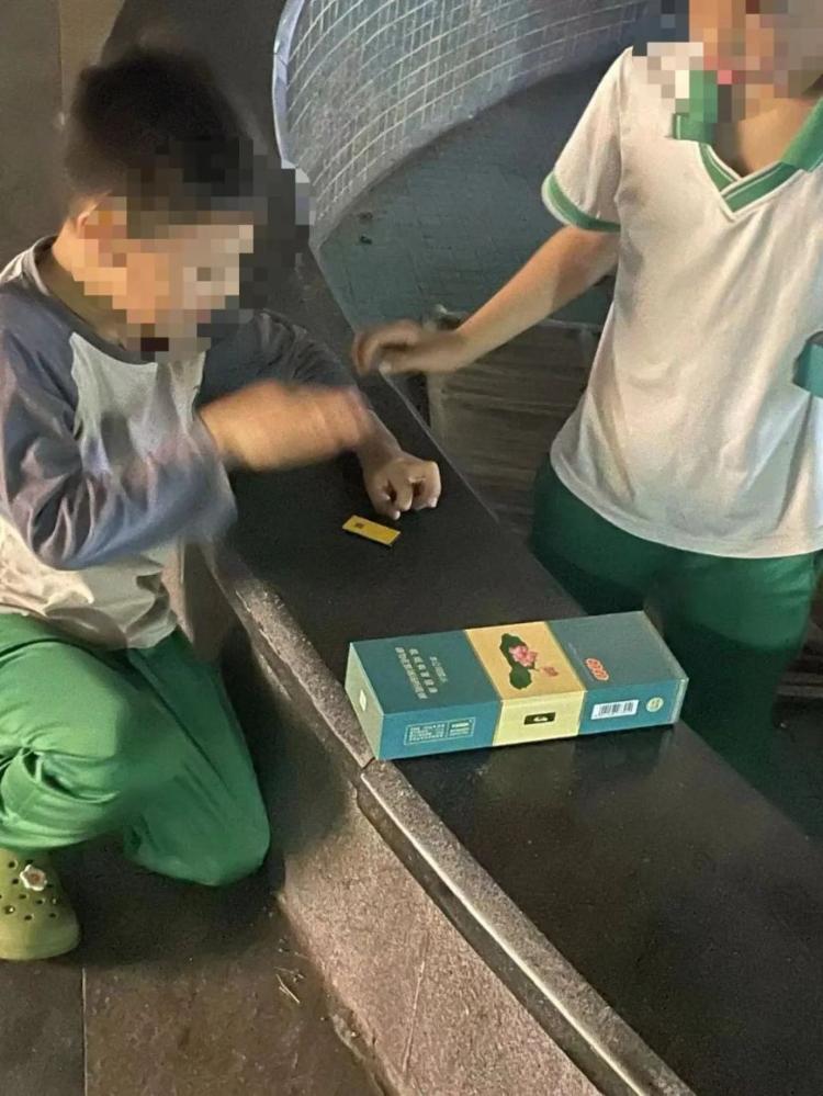 部分小学生沉迷“烟卡”：按香烟价格给卡分级，会从垃圾桶中翻找烟盒