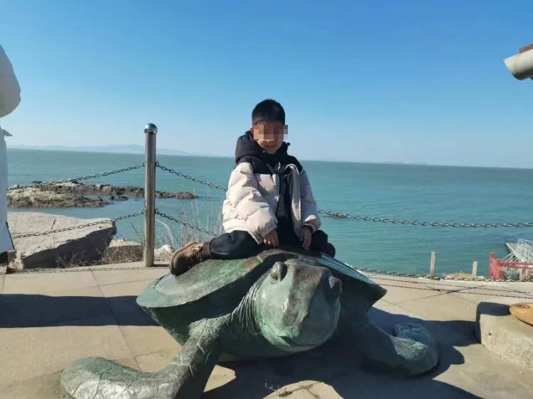 痛心！5岁男童去世身上多处伤痕！生父称与孩子生母和继父有关