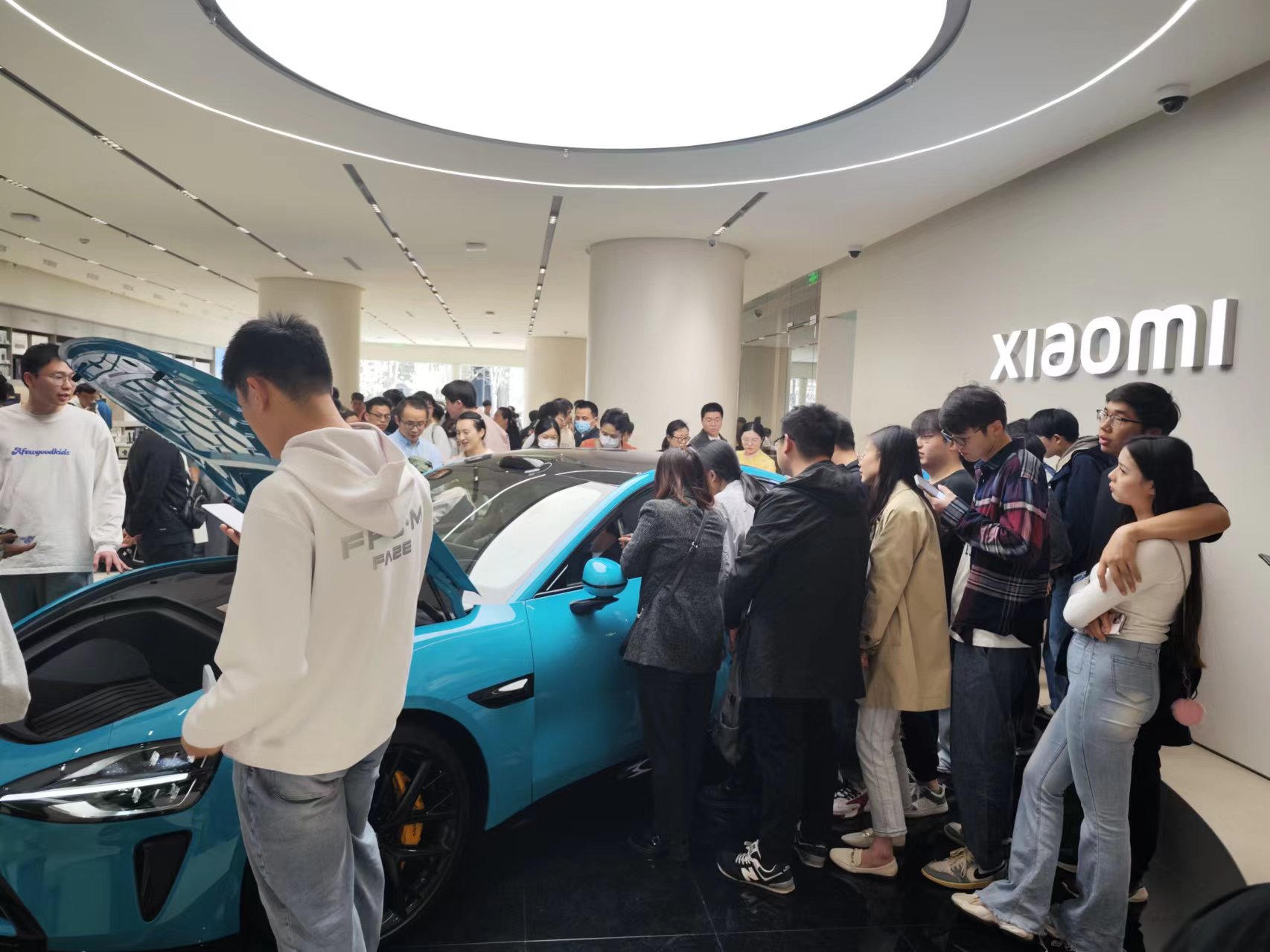 小米SU7上市后首个周末：门店客流近万，试驾排至凌晨3点