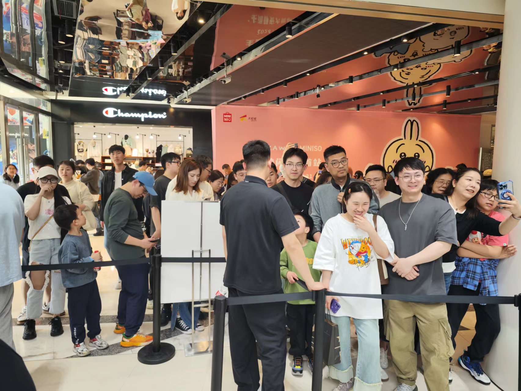 小米SU7上市后首个周末：门店客流近万，试驾排至凌晨3点