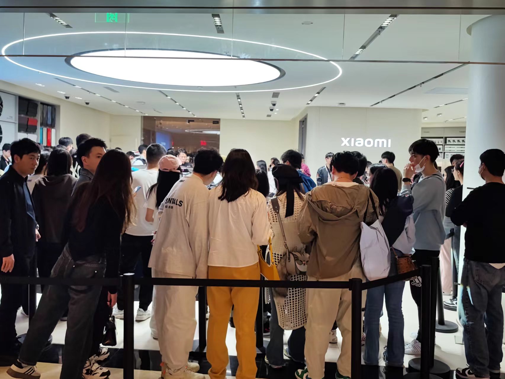 小米SU7上市后首个周末：门店客流近万，试驾排至凌晨3点