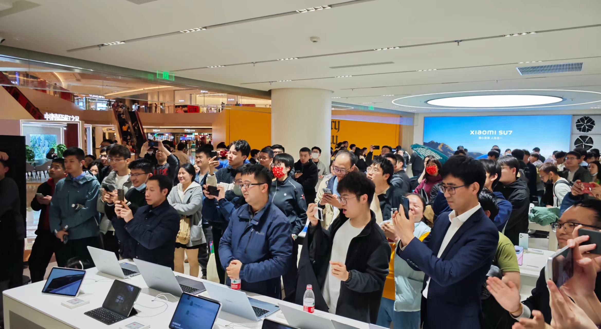 小米SU7上市后首个周末：门店客流近万，试驾排至凌晨3点
