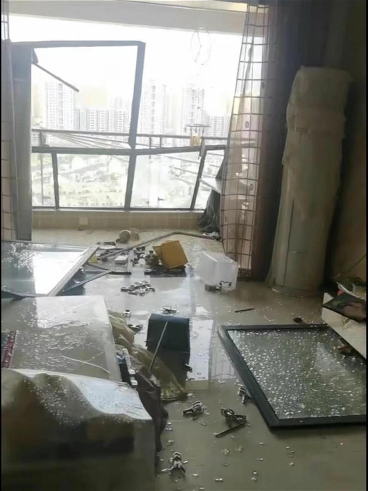南昌凌晨突发强对流天气一小区三人意外坠楼不幸身亡，警方正在调查
