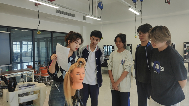 女“托尼”去哪了？美发班的18个他，和一个她