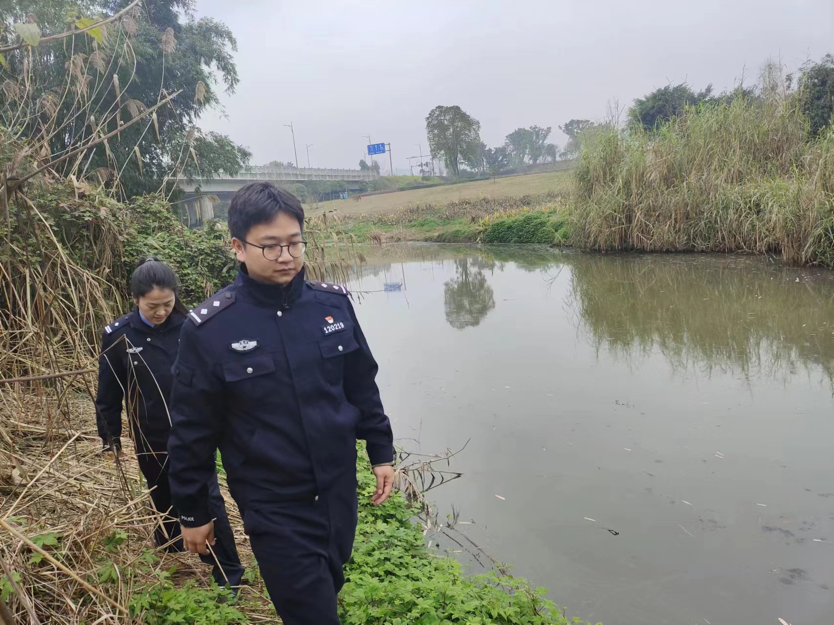 民警正在巡河