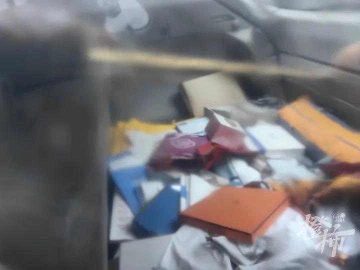 “副驾驶座去年长的草还在，今年又出新叶！”沈塘桥路边这辆停了7年的车是谁的？