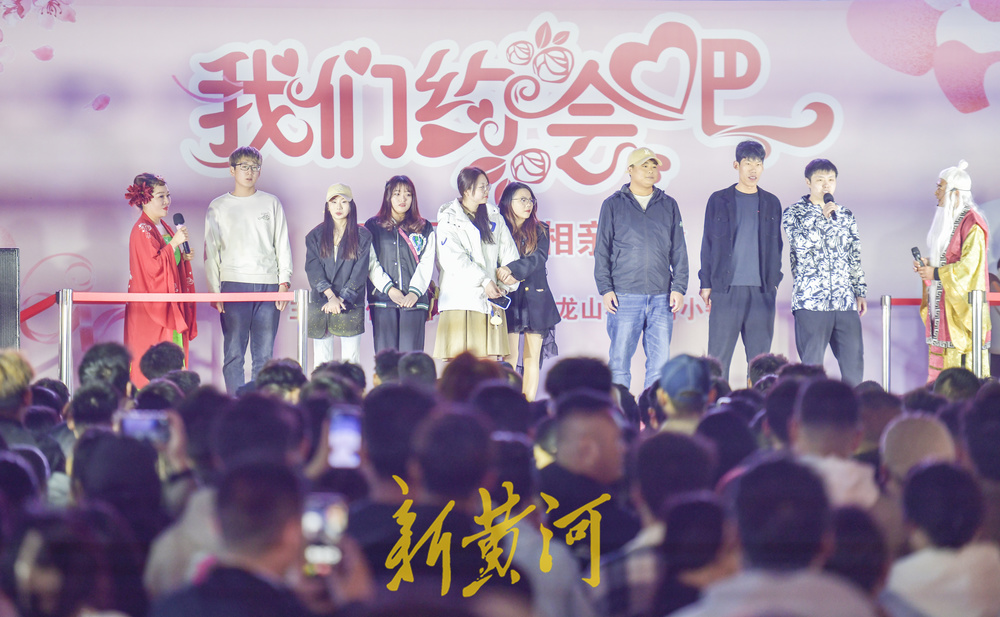 济南版“王婆说媒”来了：现场牵手十几对，人流量超万人