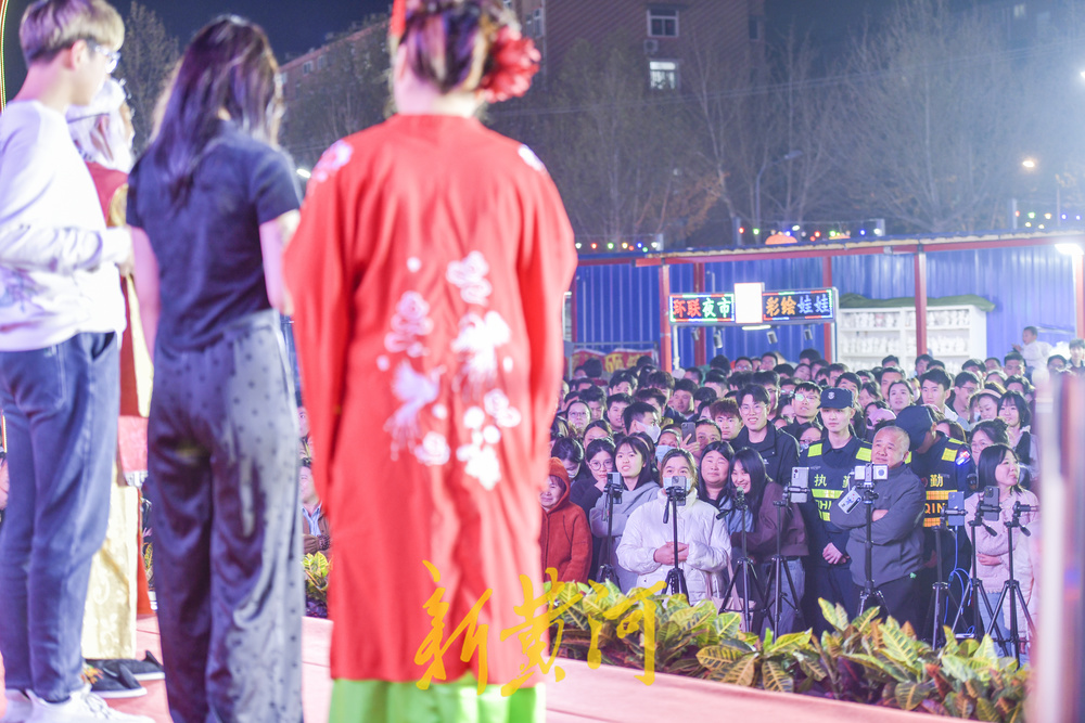 济南版“王婆说媒”来了：现场牵手十几对，人流量超万人