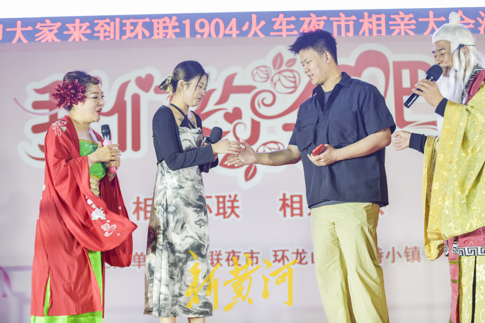 济南版“王婆说媒”来了：现场牵手十几对，人流量超万人