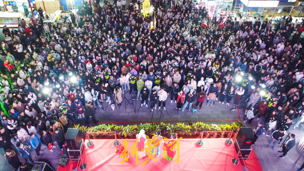 济南版“王婆说媒”来了：现场牵手十几对，人流量超万人