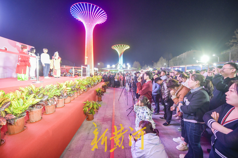 济南版“王婆说媒”来了：现场牵手十几对，人流量超万人