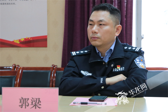 学校法治副校长郭梁警官。陈佳 摄