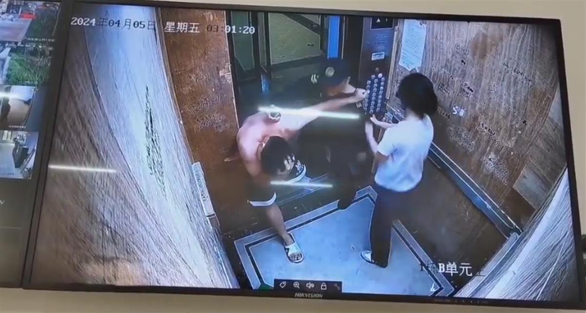 赤膊男子电梯内殴打女友被保安制服，警方通报：刑拘！知情人：男子酒后滋事，女方差点没气