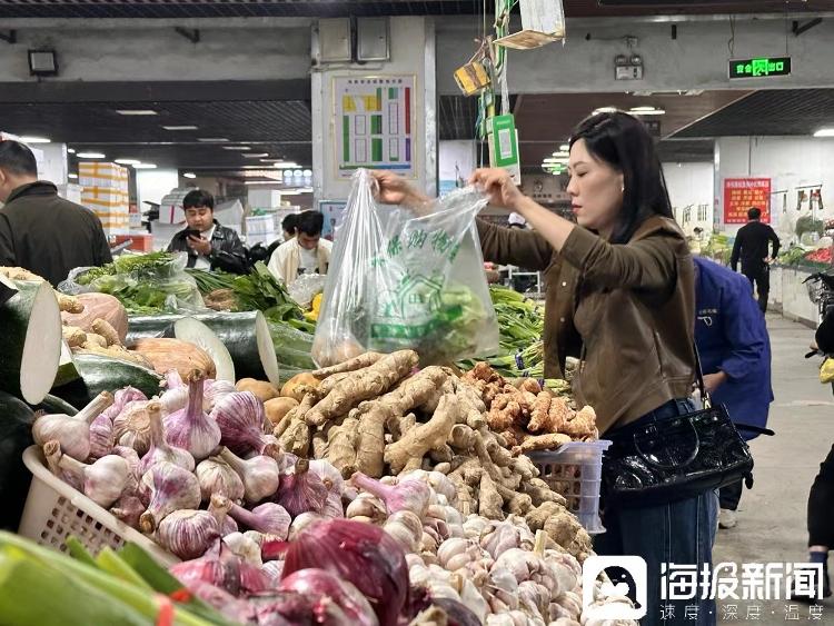 9年后，写“世界这么大，我想去看看”辞职信的女教师从成都回到郑州老家，这次是为了母亲
