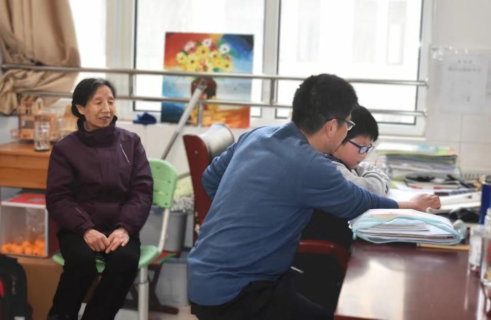 中学老师带着“失智”妈妈去上班：一个关于责任和爱的故事