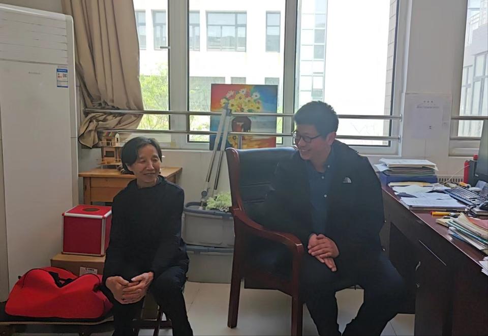 中学老师带着“失智”妈妈去上班：一个关于责任和爱的故事