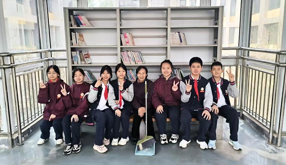 中学老师带着“失智”妈妈去上班：一个关于责任和爱的故事