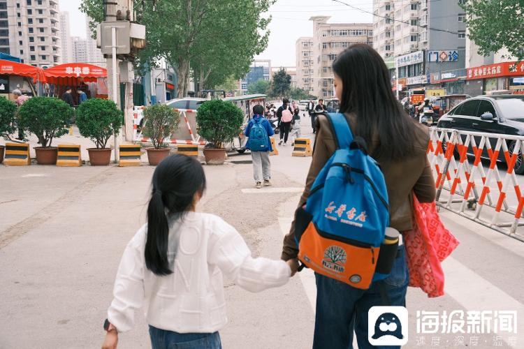 9年后，写“世界这么大，我想去看看”辞职信的女教师从成都回到郑州老家，这次是为了母亲